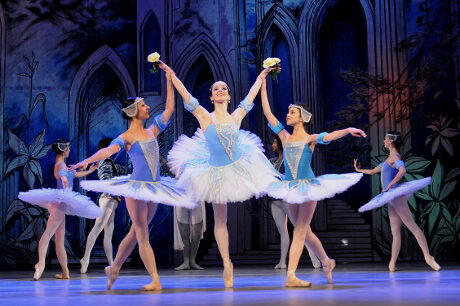 FOTO: Baletky v úlohách Raymondy, Henrietty a Clemence v Glazunovově baletu Raymonda (DJKT, 2011)