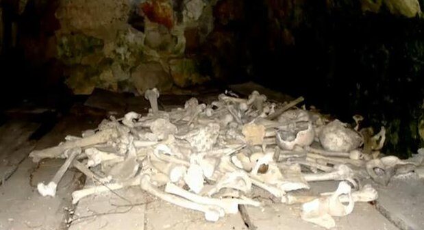 FOTO: Poslední z rodu čeká na svou smrt v rodinné hrobce, nemá ho už kdo pohřbít