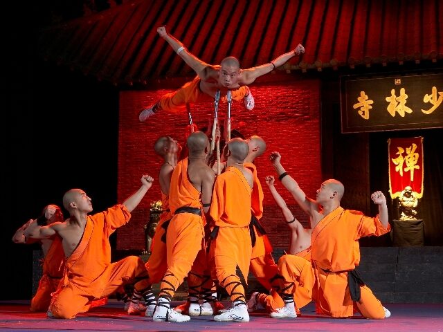 Mistři Shaolinu vystupující v Laa