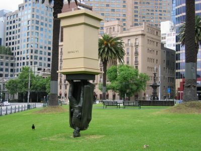 FOTO: socha postavená na hlavu v Melbourne