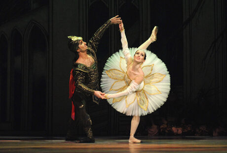 FOTO: Raymonda a Abdérachman z Glazunovova baletu Raymonda (DJKT, 2011)