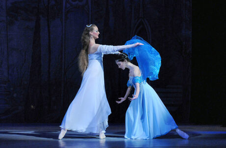 FOTO: Bílá víla a Raymonda z Glazunovova baletu Raymonda (DJKT, 2011)