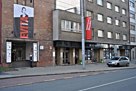 FOTO: Poutač na muzikál Evita u Komorního divadla v Plzni