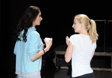 FOTO: Soňa Borková a Ivana Skálová při zkoušce muzikálu Evita (DJKT, 2011)