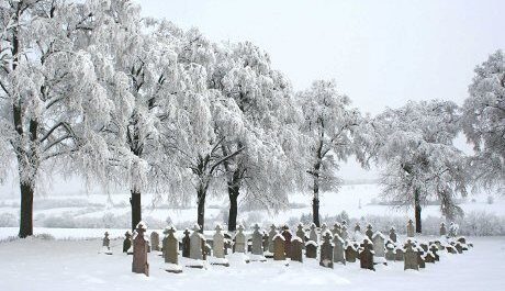 FOTO: Román Smuteční slavnost vypráví o dvou pohřbech (okresního tajemníka a sedláka, který byl zbaven majetku)