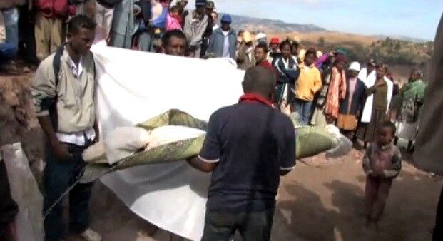 FOTO: Vynášení ostatků z hrobky