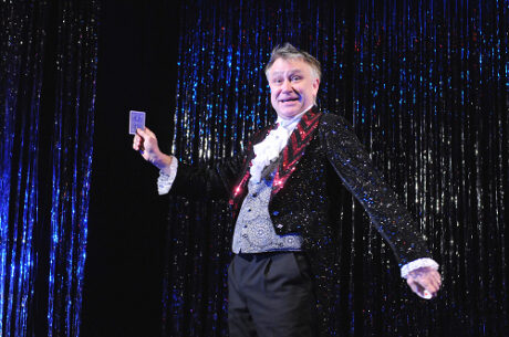 FOTO: Antonín Procházka v titulní roli své komedie Kouzlo 4D (DJKT, 2012)