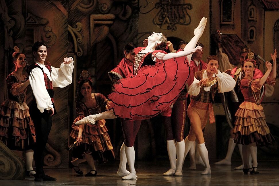 FOTO: Ondřej Vinklát (Basil), Alina Nanu (Kitri)