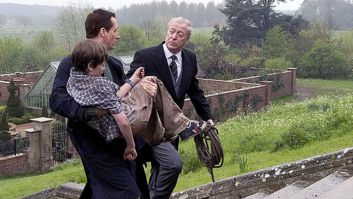 FOTO: Linus Roache jako Thomas Wayne a Michael Caine jako mladý Bruce Wayne