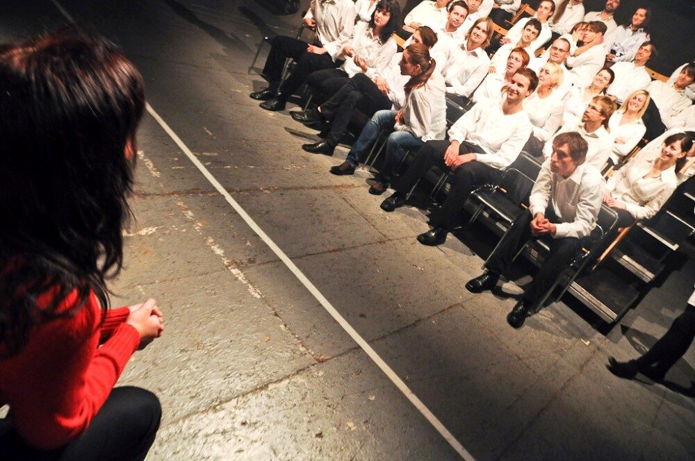 FOTO: Představení Zrcadlo, soubor Depresivní děti touží po penězích, Divadlo Kampa