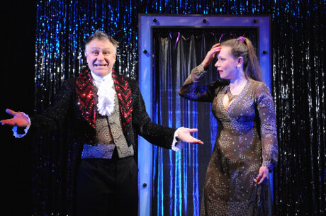 FOTO: Antonín Procházka a Veronika Holubová v Procházkově komedii Kouzlo 4D (DJKT, 2012)