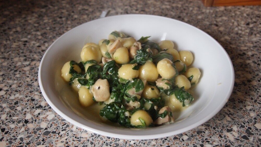 FOTO: Gnocchi s kuřecím masem a listovým špenátem