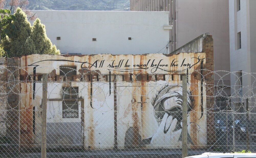 FOTO: slepá spravedlnost zobrazená na ulici Joburgu