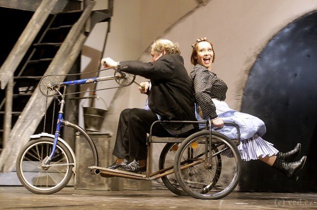 FOTO: VČD, Liška v kurníku