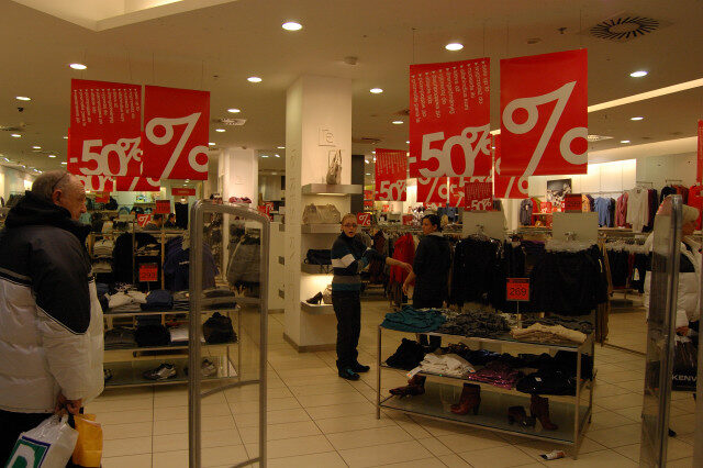 FOTO: Slevy a výprodeje v obchodě