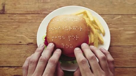 FOTO: Hamburger s braillovým písmem
