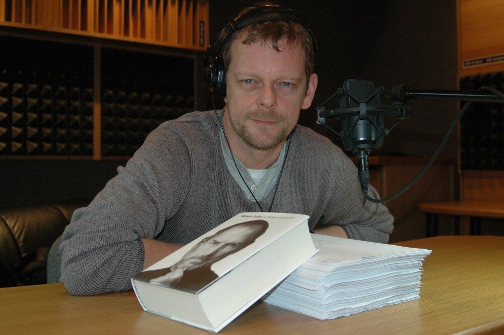 FOTO: Martin Stránský ve studiu namlouvá knihu Steve Jobs