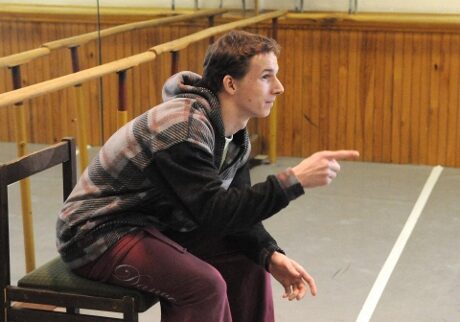 FOTO: Tanečník, režisér a choreograf Richard Ševčík při zkoušce baletu Sen noci svatojánské (DJKT, 2012)