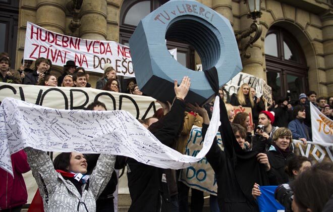 Studenti se sešli před rudolfinem. FOTO: