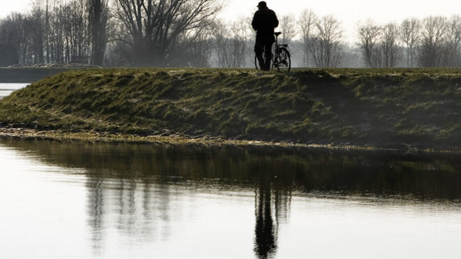 FOTO: Tulák putuje po přírodě.