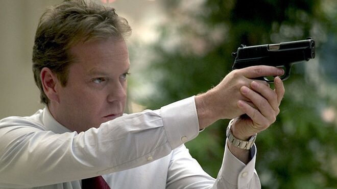 FOTO: Podobnou roli jako ve 24 hodinách si zahrál Sutherland i ve filmu Strážce