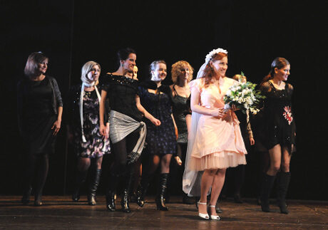 FOTO: Radka Sehnoutková se sborem v Mozartově opeře Don Giovanni (DJKT, 2012)