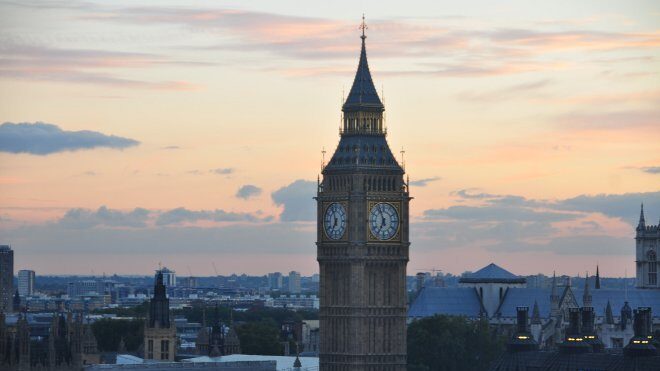 FOTO: Celý příběh se odehrává v Londýně a na venkově.