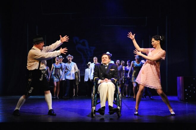 FOTO: Jiří Untermüller, Jan Kříž a Daniela Šinkorová v muzikálu Prodavači snů (DJKT, 2012)