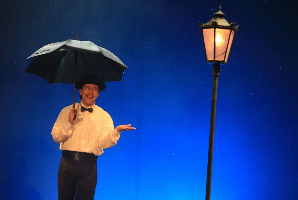 FOTO: Josef Pejchal zpívá v dešti