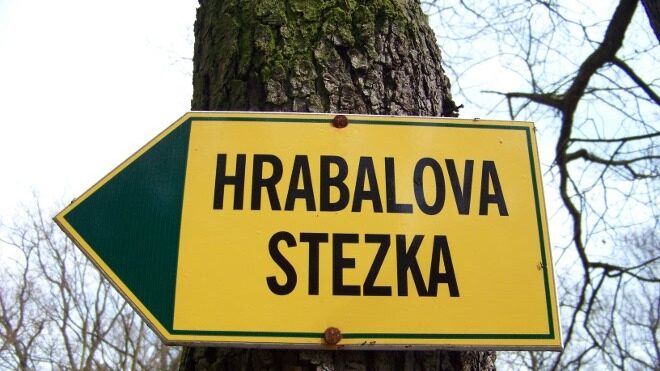 FOTO: Hrabalova stezka, směrovka u Hájenky.