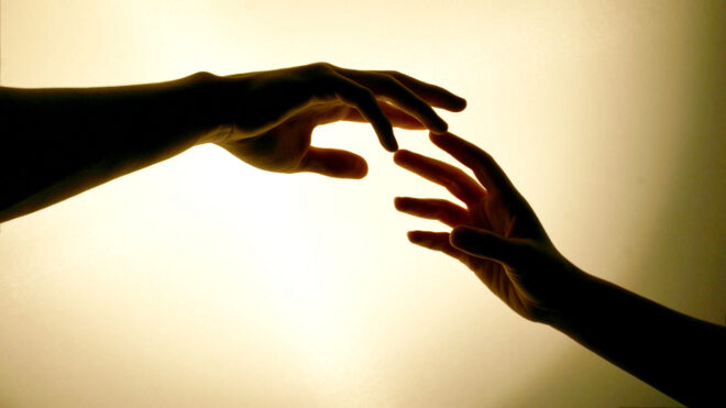 FOTO: Dotýkající se ruce