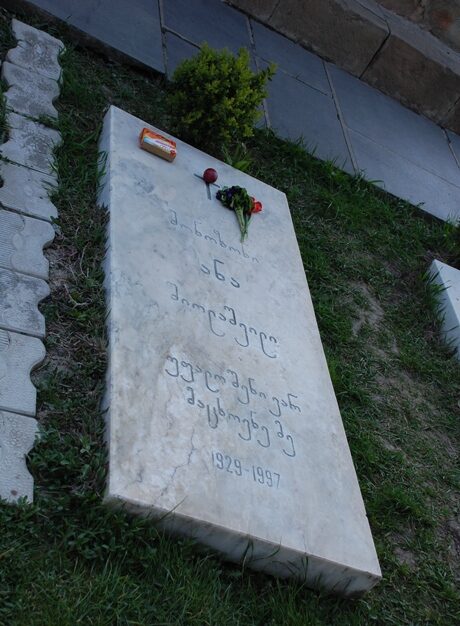 FOTO: Gruzínský hrob s dárky pro zesnulé