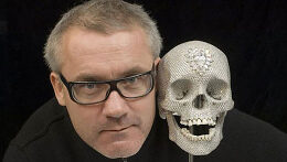 FOTO: Damien Hirst s diamantovou lebkou