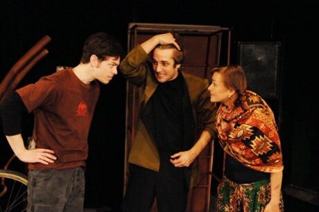 FOTO: Marek Adamczyk, Petr Konáš a Andrea Černá ve Walczakově hře Amazonie (DJKT, 2012)