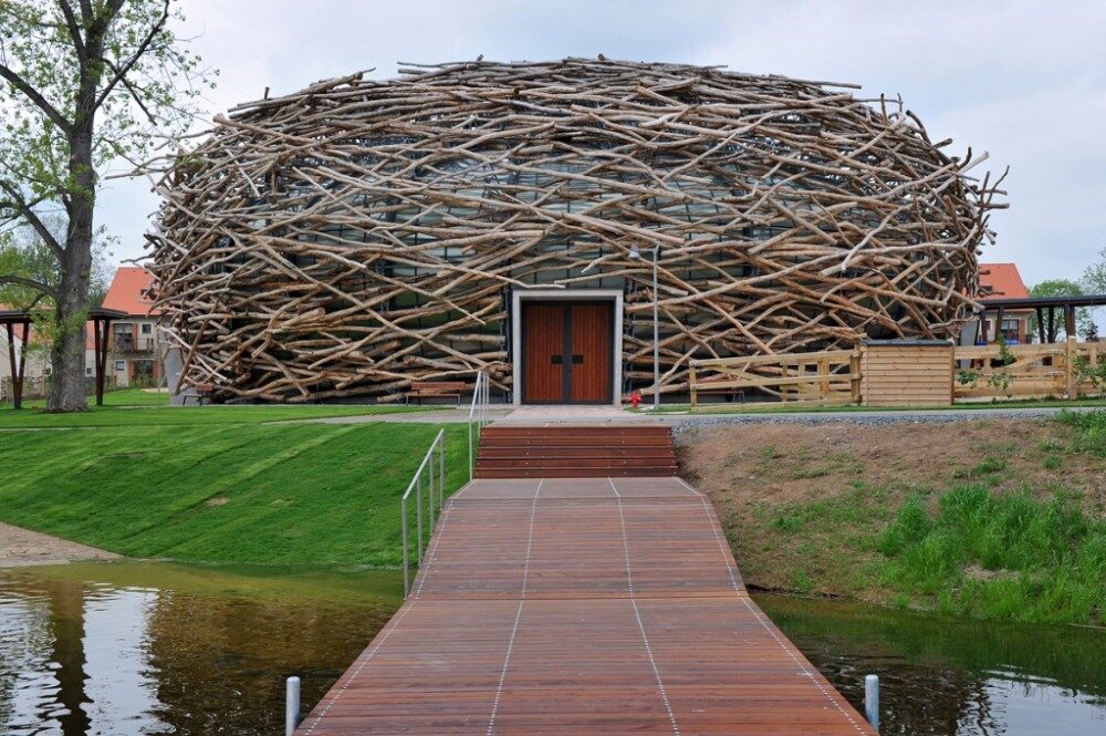 Objekt jízdárny byl citlivě zasazen do krajiny Zdroj: Farma Čapí hnízdo