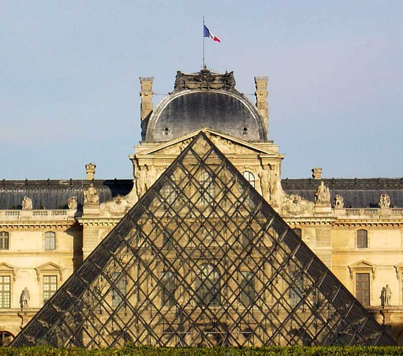FOTO: Louvre se skleněnou pyramidou