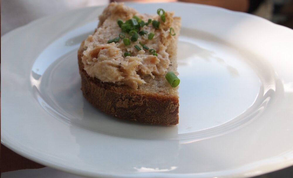 FOTO: Domácí kmínový chlebíček se škvarkovou pomazánkou s jalapeňos