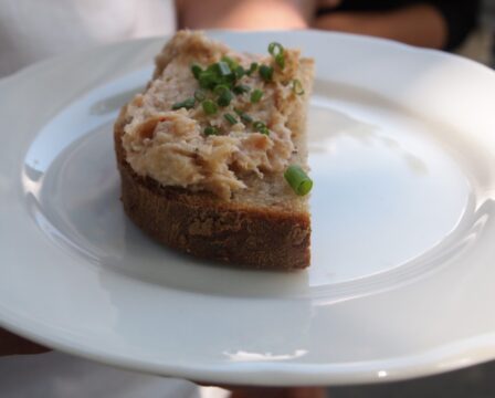 FOTO: Domácí kmínový chlebíček se škvarkovou pomazánkou s jalapeňos