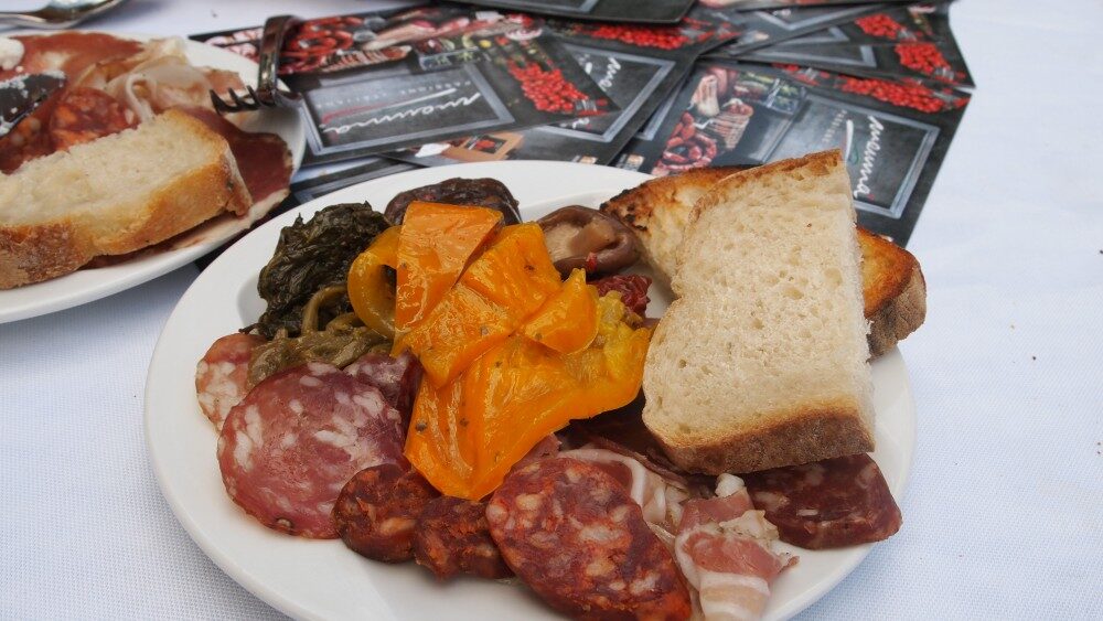 FOTO: Italské uzeniny s nakládanou zeleninou