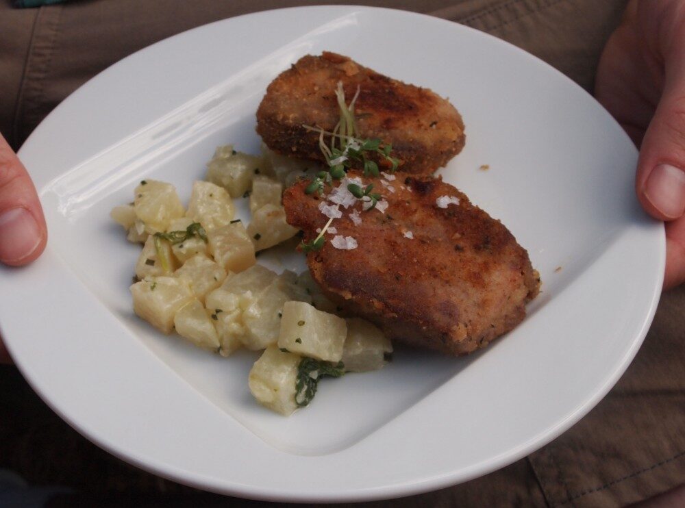 FOTO: Smažený plátek hovězího jazyka na kedlubnovém ragú s čerstvou rukolou.