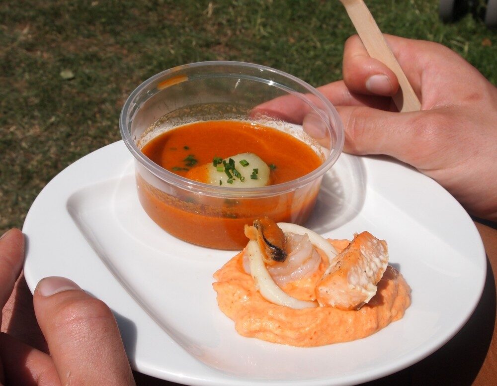 FOTO: Domácí rybí bouillabaisse s mořskými plody a omáčkou rouille z restaurace Chateau St. Havel