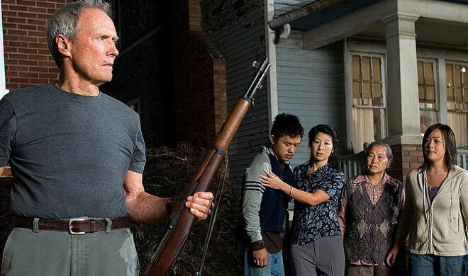 FOTO: Clint Eastwood se svými novými sousedy ve filmu Gran Torino