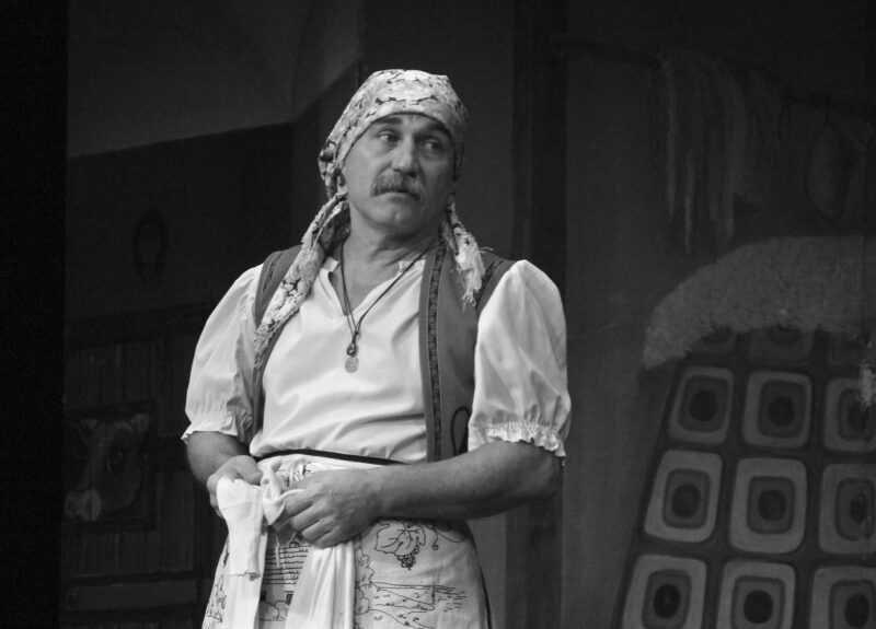 FOTO: Ženská role v mužském podání ve hře Záskok