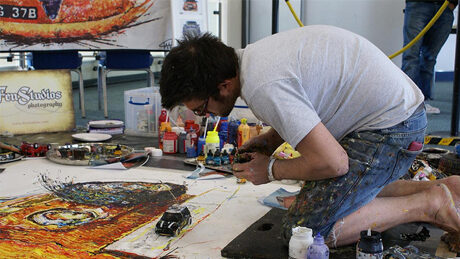 FOTO: Ian Cook maluje s auticky na dalkove ovladani