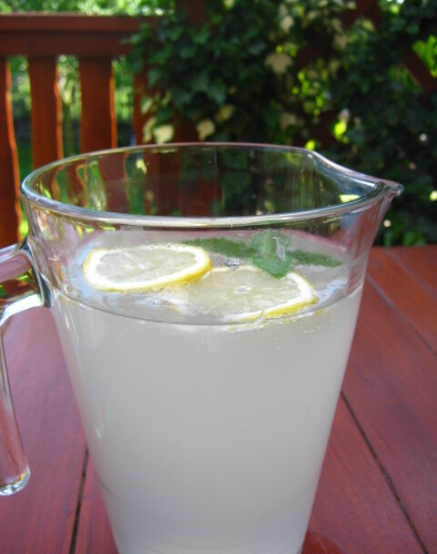 Zázvorová limonáda s citronem a mátou