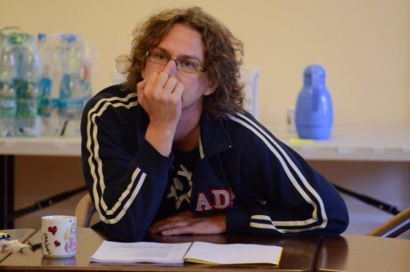 FOTO: Režisér Vilém Dubnička na první čtené zkoušce komedie V nouzi po znáš přítele (Divadelní léto, 2012)