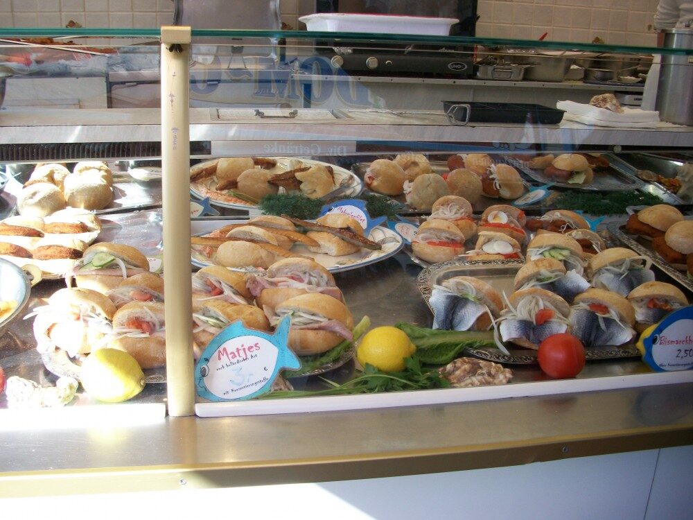 FOTO: Tradiční pokrm. Rybí hamburger neboli Fischbrötschen. Zdroj: Archiv Moniky Bukáčkové