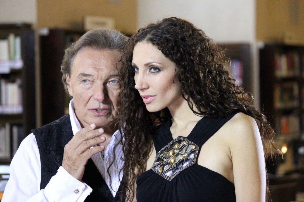 FOTO: Lounová a Karel Gott při natáčení videoklipu v Klementinu