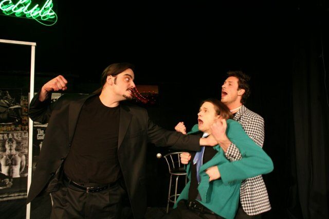 FOTO: Vyhazovaci-bitka pred barem