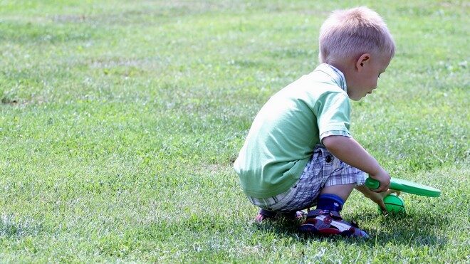 FOTO: Dítě hrající si v parku.